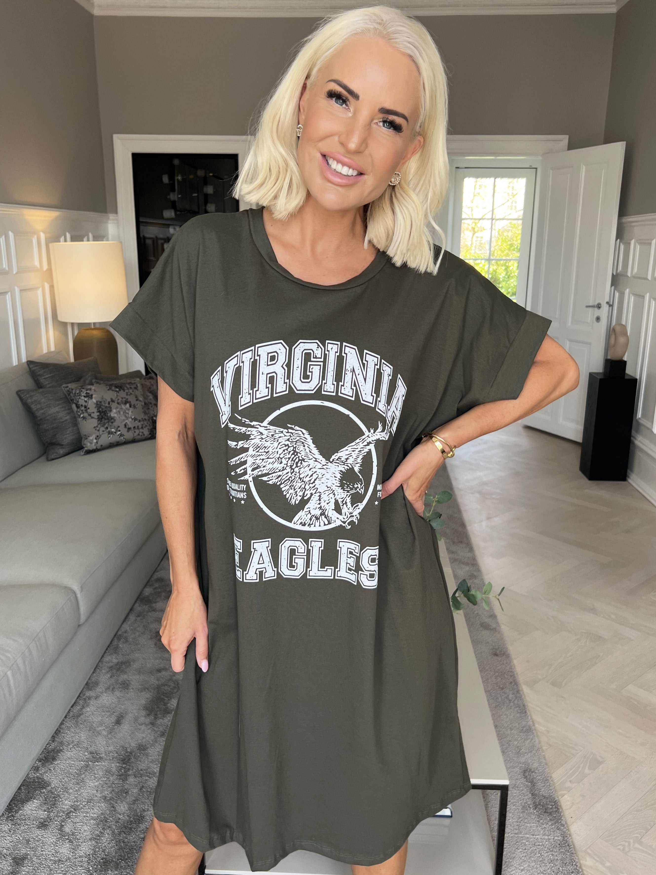 Virginia - Mjuk t-shirt klänning med motiv - Black